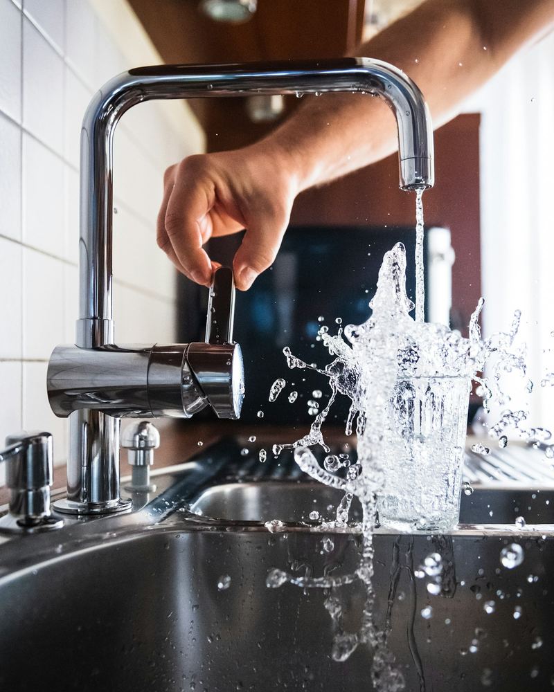 New kitchen faucet running water (illustrative photo)