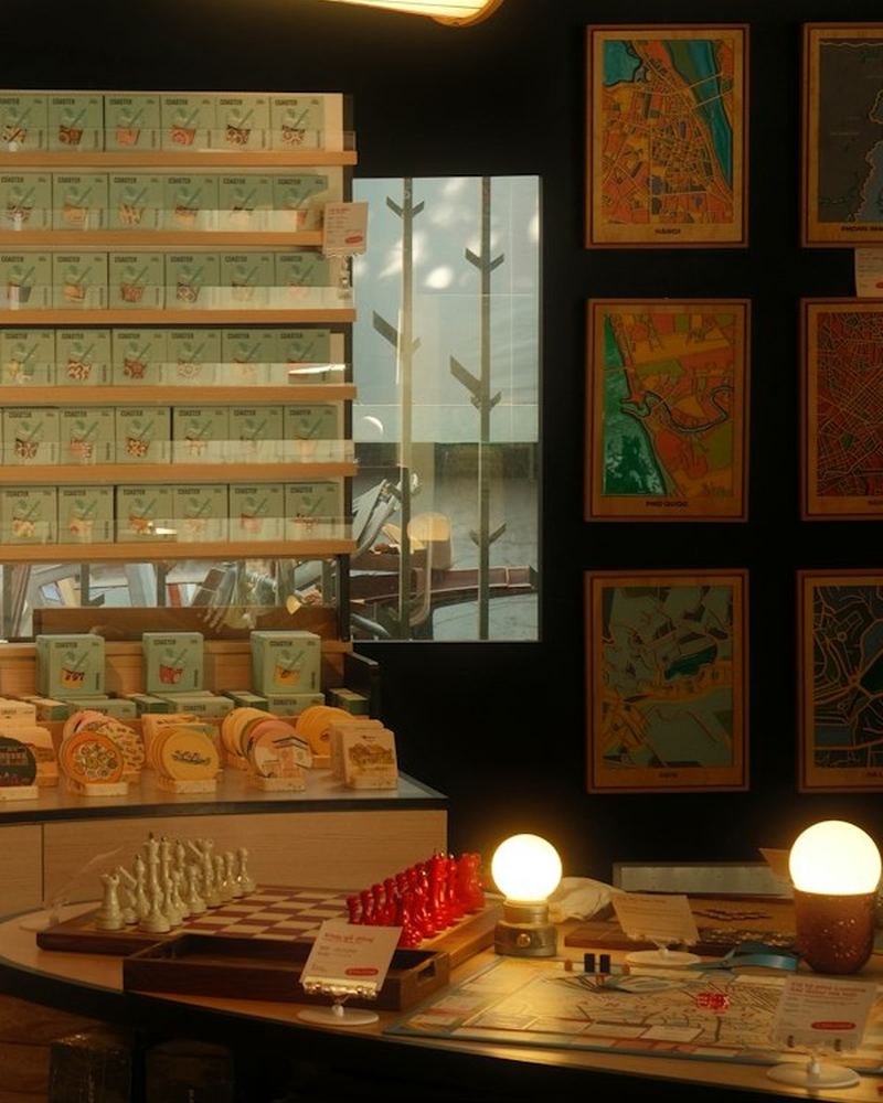 Shop counter with framed maps and lamps (illustrative photo)
